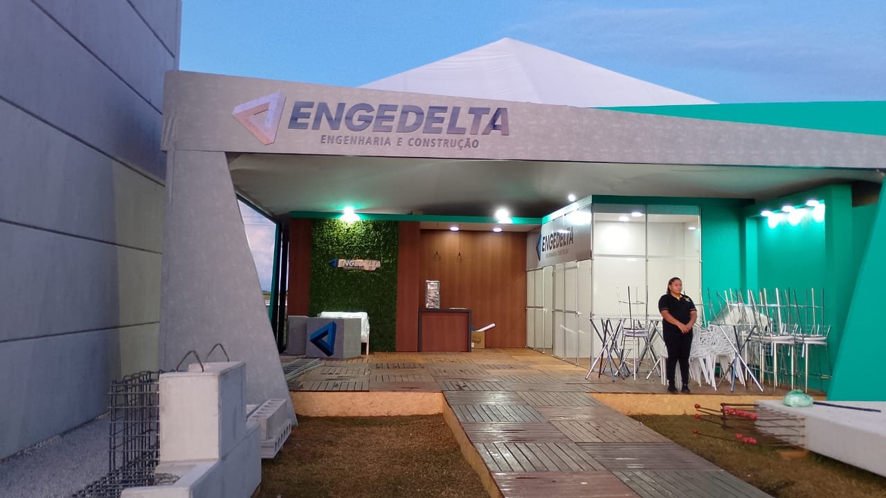 Estande da Engedelta finalizado e montado na feira com deck elevado e paisagismo