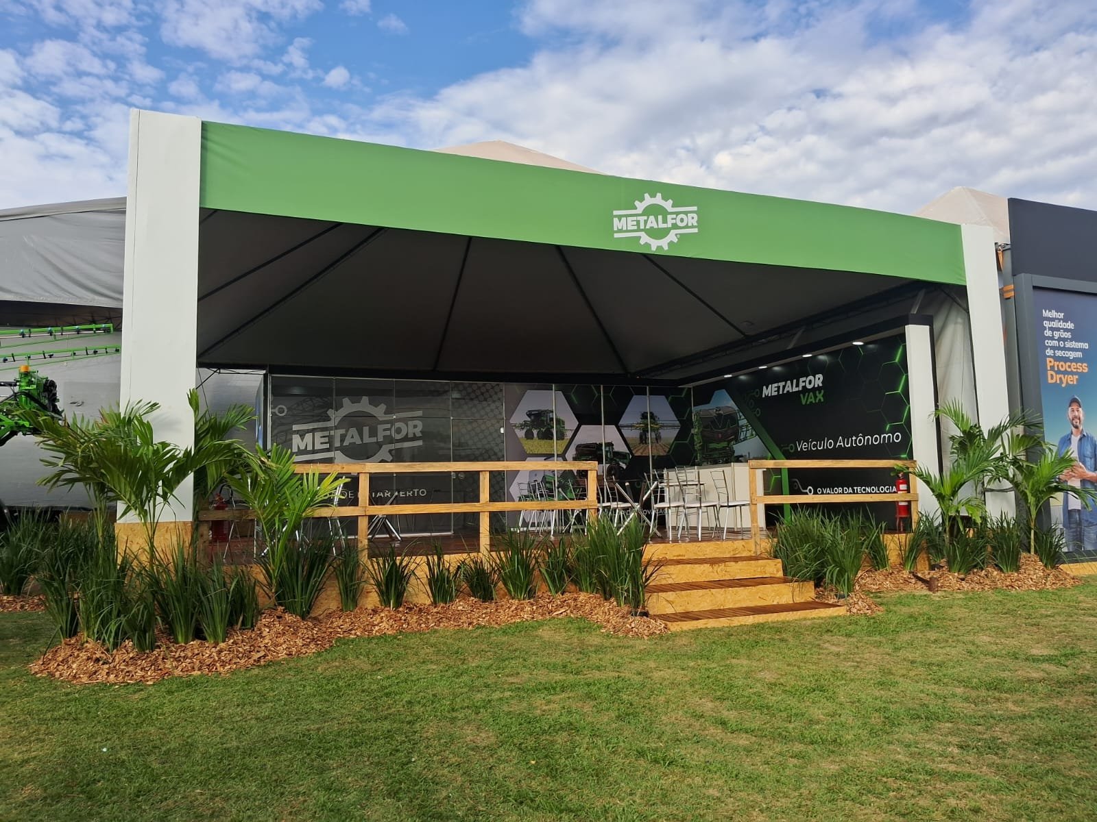 Estande da Metalfor a campo aberto montado pela JV Stands