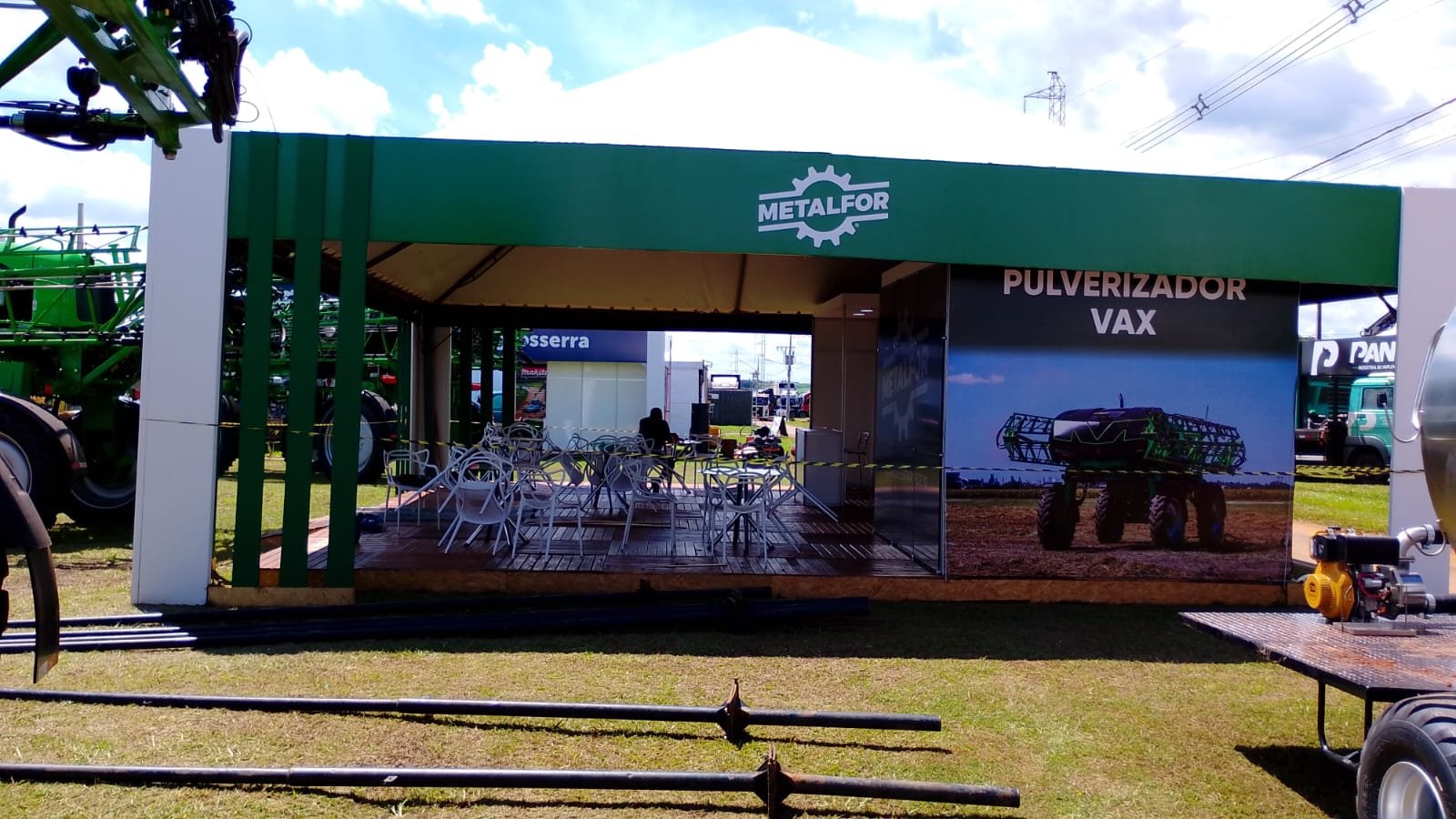 Área de exposição de maquinários e pulverizadores Metalfor com receptivo